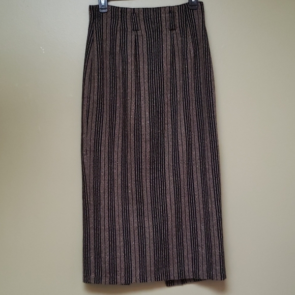 B&P Pencil Skirt with Wooden Buttons and Slit - Picture 5 of 7